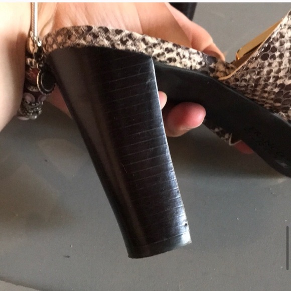 Franco Sarto Snakeskin Genuine Leather Sandals 9 - Picture 12 of 16